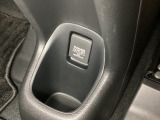 運転席は8WAYの電動パワーシートになっています。電動で前後のスライドやシートハイト、背もたれのリクライニングの調節ができ、微調整もききますのでお好みのシート位置に合わせることができます。