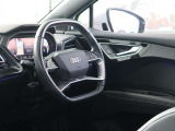 内装はシンプルに使い勝手を考え作られています。お車を運転する感覚をダイレクトに体感して頂けます。室内も広くロングドライブにも快適にお過ごしいただけます。