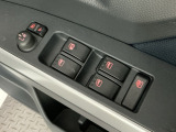 運転席のスイッチで全てのウィンドウの開閉操作を行うことができます。ロックボタンをONにしておくと、運転席以外のウィンドウは作動しないのでお子様を乗せているときなども安心ですね♪