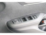 《パワーウインドウスイッチ》車の基本装備のひとつのパワーウインドウです。オート機能もあって、押し方の強弱で調整も出来ます。