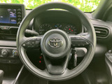 左右にスイッチを配したステアリングで、運転姿勢のまま手元から各種操作へアクセスしやすい設計です。必要な操作を手元にまとめ、運転中の利便性に配慮しています。
