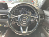 握りやすい形状で、両手を添えて運転姿勢を整えやすいステアリングです。左右にスイッチが配置されており、視線を大きく動かさず各種操作を行いやすい設計です。