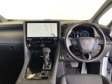 機能的なインパネはスイッチ類の操作性も良好!洗練されたスタイリッシュなデザインも好評です!デジタルインナーミラー・ステアリングヒーターなど装備しております!