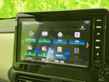 画面にはホームメニューが表示され、オーディオやテレビなどの項目を見渡せます。画面上の案内に沿って選べるため、乗車中に必要な機能を探しやすい構成です。