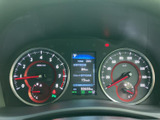 速度計や各種表示がまとまっており、運転に必要な情報を視線の先で確認しやすい配置です。中央のディスプレイにも車両情報が表示され、状況を把握しやすくなっています。