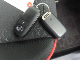 スマートキーです。バッグやポケットに携帯していれば、キーを取り出さなくてもドアの解錠・施錠ができます。エンジンの始動はブレーキを踏みながらパワースイッチをワンプッシュするだけです。