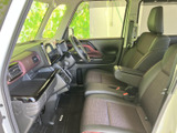 後席から前方まで見通しやすく、車内全体に開放感が広がります。シートには落ち着いた色調が使われ、アームレストも備わるため、移動中にゆったり座りたい同乗者にも心地よくお使いいただけます。