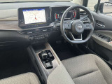 運転席席内装の全体像です、細部まで上質なインパネ周りはこのように機能的にまとまっています。