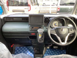 乗り降りしやすい形状のフロントシートです。運転席と助手席にはシートヒーターが付いています。