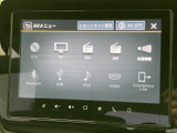 DISCやラジオ、Bluetooth、USBなど複数の音源がメニューに並び、使いたい機能を選びやすい画面です。日々の移動時間に合わせて、好みの音源を活用できます。