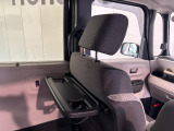 運転席シートバックテーブルを装備!後席から飲み物や小物を置くことができ、車内での休憩やお出かけにも便利。使わない時は折りたたんで収納でき、後席の快適性を高めてくれます。