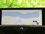 地図上に現在地と周辺の道路が表示され、目的地までのルート確認に役立ちます。画面上の案内やメニューから必要な情報を選びやすく、初めての場所への移動をサポートします。
