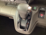 インパネシフトを採用しているので、前席の足元も広々としています。運転席と助手席の行き来もスムーズです!