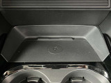 車内でのモバイル機器の充電に使用してもらえる、Qi規格のワイヤレス充電器を備えています。