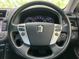 左右にスイッチが配置され、運転姿勢を保ちながら手元で各種操作を行いやすい設計です。握りやすい形状で、メーター類も視界に収まり、日常の運転をサポートします。