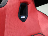 【コックピットシート】BMW車の主役席。車体中央にくる様に配置し車両重心とが一致する事でドライバーと車との一体感あるドライビングを実現。人間工学に基づき形成した形状が長時間のドライブ疲労も軽減します!