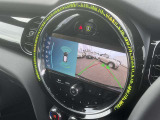 後方の映像を車載画面に表示するバックカメラ。駐車や車庫入れをサポートし、ガイドラインで距離や角度を確認でき、安全でスムーズな運転を助けます。