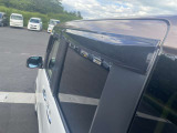 ドアバイザーを装備しているため、雨の日でも少し窓を開けて換気しやすいのが特徴です。実用性を高めてくれる、日常使いに便利な装備です。