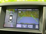後方の映像に加え、車両周辺を俯瞰した表示も確認できます。駐車時に周囲や進路の目安を画面で捉えやすく、切り返しや車庫入れの際の確認をサポートします。