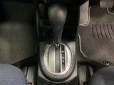 CVT車のセレクトレバーです。低速から高速まで、変速ショックのないスムーズな走りを実現するとともに、エンジン効率のよい領域を維持することで燃費にも貢献します。