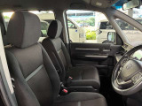 運転席の画像です。足元やシートまわりに余裕があり、リラックスした姿勢で運転が可能です。視界も良好で操作系へのアクセスもしやすく、快適で安心感のあるドライブをサポートします。