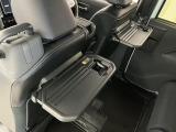 【格納式シートバックテーブル】車内でのお食事などで活躍♪カップホルダーも備えています。