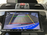 後方の映像とガイド線を画面で確認でき、駐車時に車両後方の位置関係を把握するのに便利です。周囲の状況を見ながら後退できるため、駐車スペースへの出入りをサポートします。