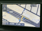道路や周辺施設が画面いっぱいに表示され、現在地を地図上で確認できます。縮尺や目的地の設定にも対応しており、行き先を探したいときに使いやすいナビ画面です。