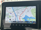 現在地周辺の道路や地名が画面上で確認でき、目的地までのルート確認をサポートします。地図表示と案内情報が見やすく、初めて訪れる場所へのお出かけにも便利に活用できます。