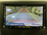 リバースギアに入れるだけで後方の表示へ切り替わります。夜間や雨の日の駐車も楽になりますよ。