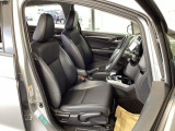 フロント広々、セパレートシートの運転席は、ハイトアジャスターが付いているので、快適にドライブができます。ハンドルはテレスコピック機能で、ハンドル位置を上・下・手前・奥に調節できます。