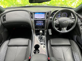 運転席から前方を見渡しやすい視界で、メーターや中央の画面も手元から確認しやすい配置です。左右の前席はゆったりとした形状で、落ち着いて過ごせる室内空間が広がります。