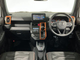 【インパネ】運転のしやすさを最優先に設計された見晴らしの良いフロントビュー。車両間隔が掴みやすく狭い道でも安心♪「安全」と「品質」を最優先に、安心してお乗りいただけるクルマを提供いたします。