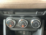 余計な操作の手間が無いフルオートエアコン。車内を常に快適な温度で保ちます!!