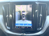 【360&deg;ビューカメラ】4台の高解像度カメラで360度の鳥瞰図を表示。隣の車や壁、死角にある障害物などを画面で確認できるため、狭いスペースでの駐車・出入りも安心です。