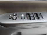 運転席のパワーウインドースイッチ部です。よく触れる場所だからこそ、使用状態があらわれますよね。ぜひこうした所もチェックしてください。
