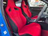 【専用スポーツシート】ホールド性に優れ、カーブ時の体が流れを抑制してくれます。また、体にフィットするから腰や背中が疲れにくく、ロングドライブや高速走行でも快適にお過ごしいただけます♪
