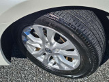 日産純正アルミホイールが足元を引き締めます。
