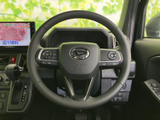 手元に各種スイッチがまとまり、視線を大きく外さずに車内機能へアクセスしやすい構成です。握りやすい円形の形状で、日々の運転時にも自然に手を添えられます。