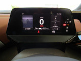 《デジタルメーター》 必要な走行情報を見やすく表示。電費や航続可能距離もひと目で確認できます。