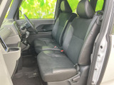 運転しやすい位置に配置されたステアリングやペダル。快適なドライビングポジションを実現しています。スムーズな操作感も魅力です。