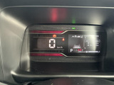 速度やシフト位置、燃料残量などの情報がまとまって表示され、運転中にも確認しやすい配置です。時刻や外気温なども見られ、日々の運転に必要な情報を把握できます。