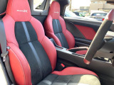 【専用スポーツシート】ホールド性に優れ、カーブ時の体が流れを抑制してくれます。また、体にフィットするから腰や背中が疲れにくく、ロングドライブや高速走行でも快適にお過ごしいただけます♪