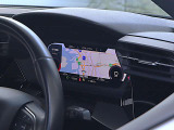 ●隣りの車からウィンドウ越しにバーチャルコクピットが際立っています。大変美しく高級感あふれるインテリアでございます