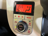 【オートエアコン】一度お好みの温度に設定すれば、車内の温度を検知し風量や温度を自動で調整。暑い&hellip;寒い&hellip;と何度もスイッチ操作をする必要はありません。快適な車内空間には必須の機能ですね♪