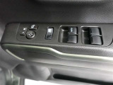 運転席のパワーウインドスイッチで全席窓の開閉・ロック操作ができます。