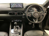 運転席周りのレイアウトをご覧ください。ナビゲーションが綺麗に装着されすっきり収まってますね!