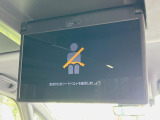 【13.2型有機ELフリップダウン】三列目からでも迫力のエンタメが観れる大画面フリップダウン。有機ELのモニターでは、一般的なフリップダウンよりも高コントラストでキレイな映像を楽しめます。