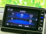 ナビやラジオ、テレビなどの音源を画面から選べる構成で、用途に応じて使い分けが可能です。本体側にもボタンとダイヤルを備え、画面操作と合わせて扱いやすくなっています。