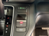 電子制御パーキングブレーキは信号待ちでも便利。いつもより運転がラクになるはずです。